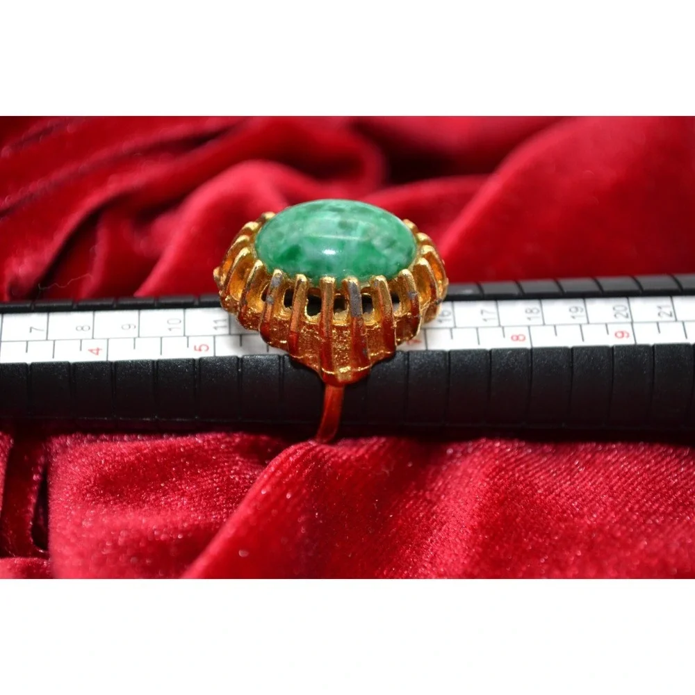 Gorgeous green stone gold tone ring costume jewelry fits size 6‎
